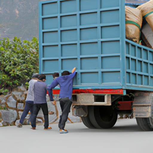 Nhóm công nhân tải và dỡ hàng hóa từ xe tải Thế Anh Lai Châu