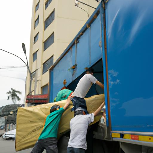 Một nhóm công nhân đang xếp hàng hóa lên xe tải của nhà xe Cẩm Vân Sài Gòn.