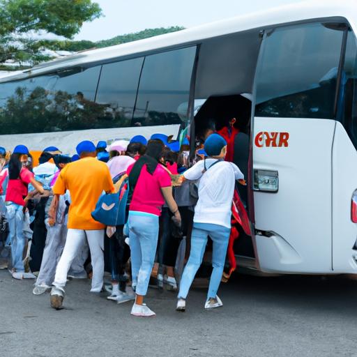Đoàn khách lên xe Hải Định Thanh Hóa để đi Điện Biên
