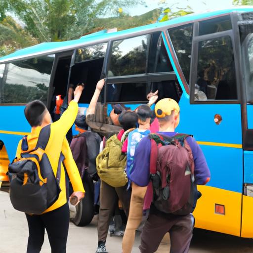 Đoàn khách lên xe khách Quang Nghị Hà Giang với niềm hào hứng cho hành trình sắp tới.