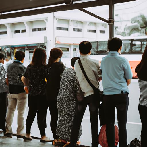 Một nhóm hành khách đang chờ xe buýt Hùng Thục tại một trạm dừng ở Việt Nam