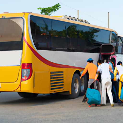 Hành khách lên xe bus Hùng Cường An Giang với hành lý tại bến xe thành phố.