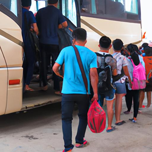 Hành khách lên xe bus Phương Trang tại bến xe Phan Rang.