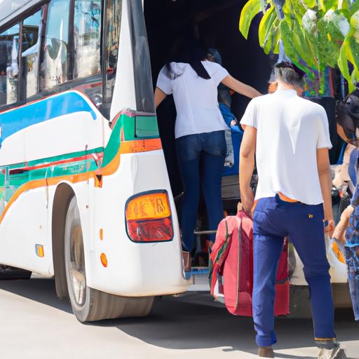 Hành khách lên xe buýt Phương Trang, tài xế giúp đỡ với hành lý