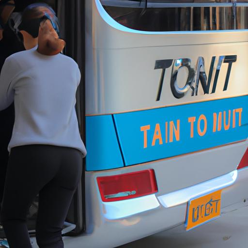 Hành khách lên xe buýt có logo của công ty vận tải Minh Trí.