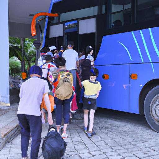 Hành khách lên xe buýt của Nhà Xe Kết Đoàn Hải Phòng - Nghệ An