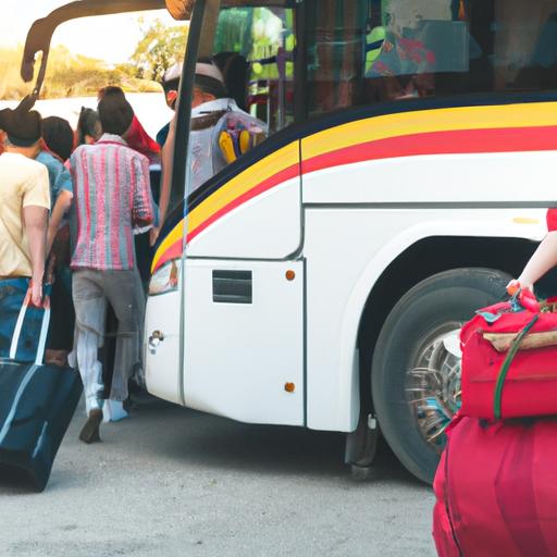 Hành khách lên xe buýt Nhà xe Ninh Chiểu với hành lý của họ.