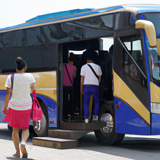 Hành khách lên xe buýt của Nhà xe Thành Hùng Đà Nẵng Vũng Tàu