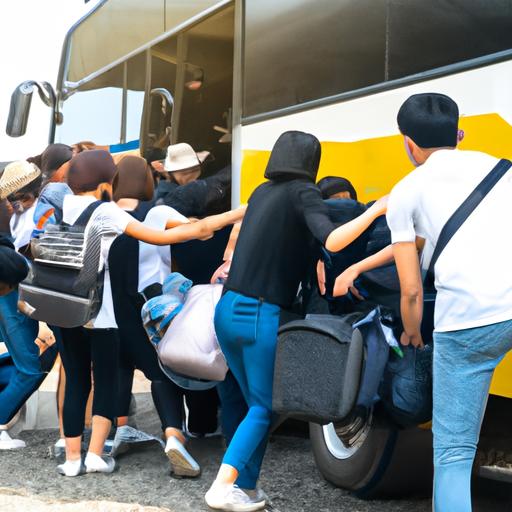 Hành khách lên xe buýt Nhà xe Tùng Loan chuẩn bị khởi hành