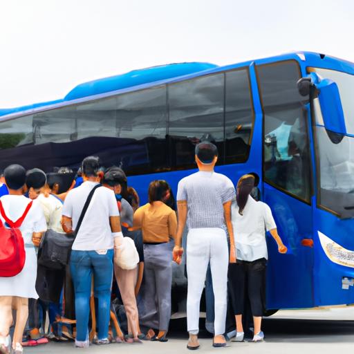 Hành khách lên xe buýt Nhà xe Vinh Hòe