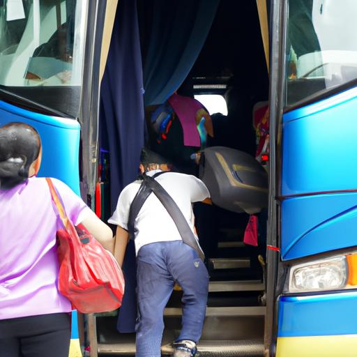 Hành khách lên xe buýt Phương Trang để đi chuyến dài.