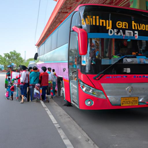 Hành khách lên xe buýt của Công ty TNHH Nhà xe Phương Trang tại một trạm đông đúc ở Quận 12.