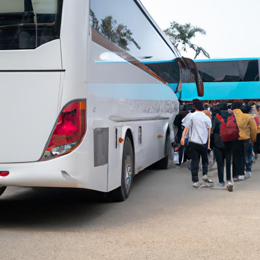 Hành khách lên xe buýt Tân Niên Vũng Tàu để đi chuyến dài.