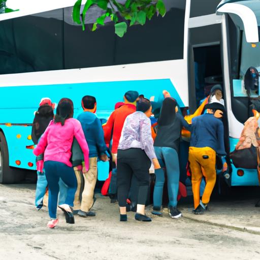 Hành khách lên xe khách từ Nhà xe Sơn Lâm Cao Bằng Bảo Lâm tại trạm xe buýt.
