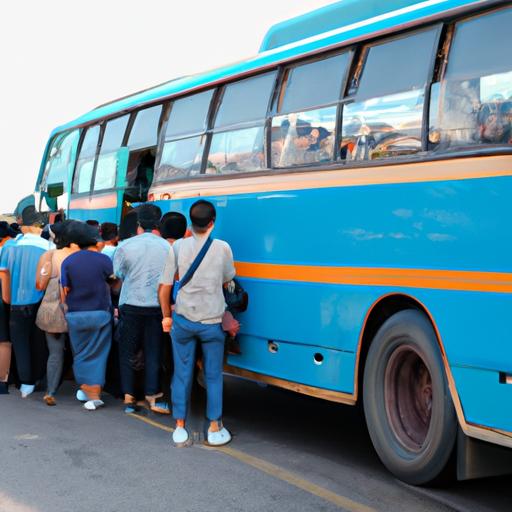 Hành khách lên xe khách Thịnh Phát.