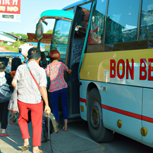 Hành khách lên xe khách Thanh Hà Buôn Hồ tại bến xe.