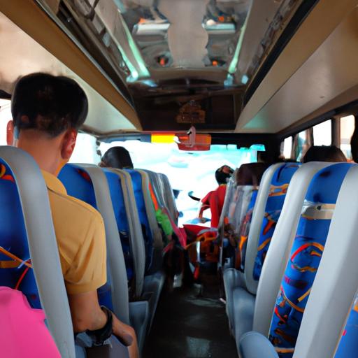 Hành khách tận hưởng chuyến đi thoải mái trên xe buýt Phương Trang Nha Trang.