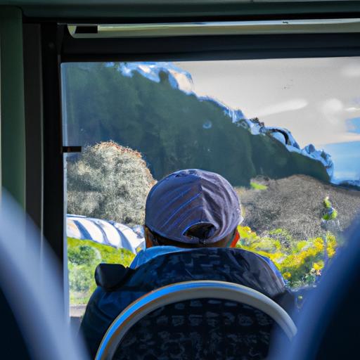 Hành khách ngồi thoải mái trên xe buýt ngắm cảnh đẹp qua cửa sổ