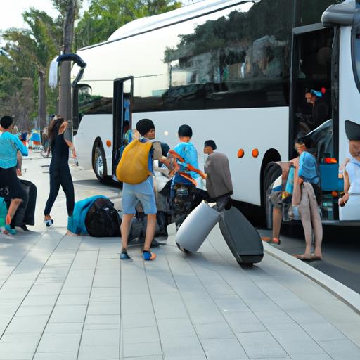 Một nhóm hành khách xuống xe bus của nhà xe Thiên Hà Hà Tĩnh và nhận hành lý trên vỉa hè.