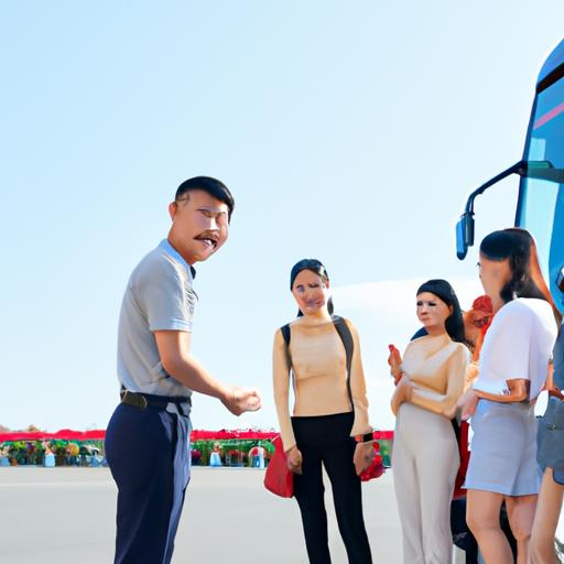 Hành khách xuống xe buýt của Nhà xe Thiện Thành Rạch Giá, được nhân viên bến xe đón tiếp.