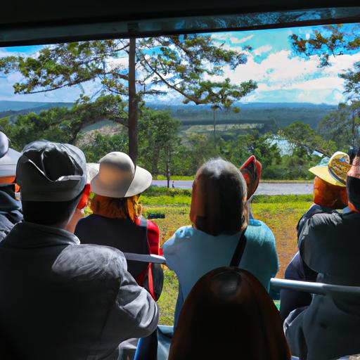 Một nhóm khách du lịch thưởng thức khung cảnh tuyệt đẹp của Đà Lạt từ trên chiếc xe bus