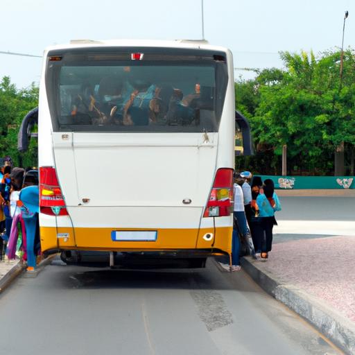 Đoàn khách lên xe buýt Hà Hương trên cao tốc đông đúc.
