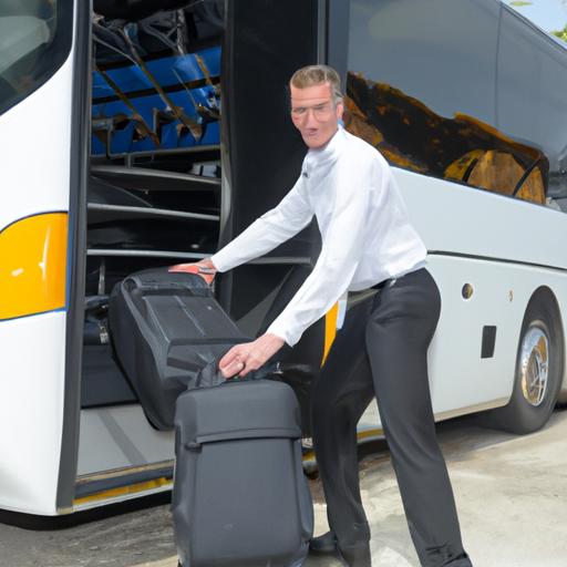 Lái xe chuyên nghiệp đang chở hành lý lên xe bus