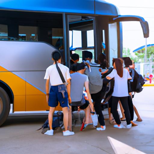 Đoàn khách lên xe buýt Nhà Xe Phú Thương tại bến xe.