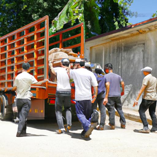 Nhân viên Nhà xe Tín Hương đang tải hàng lên xe tải.