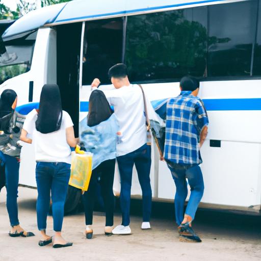 Một nhóm du khách lên chuyến xe buýt của Nhà xe Thành Bưởi Đức Trọng cho một chuyến đi xa.