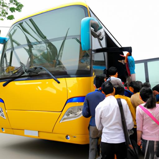 Một nhóm hành khách lên xe buýt của nhà xe Cường Đông Thọ Xuân Thanh Hóa