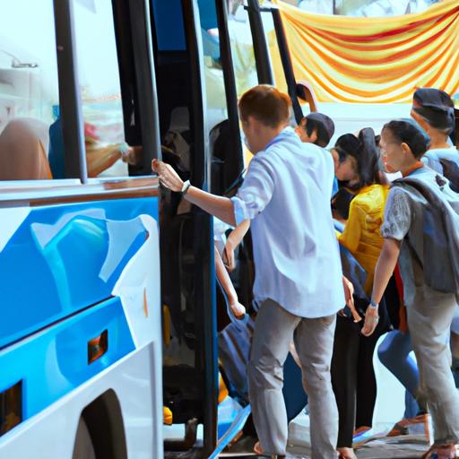 Nhóm hành khách lên xe buýt của Nhà xe Vũ Linh.
