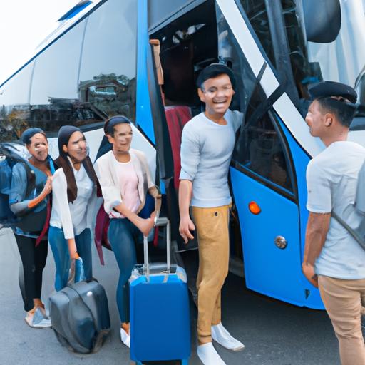 Một nhóm hành khách vui vẻ xuống xe buýt Duy Khang với hành lý của họ.