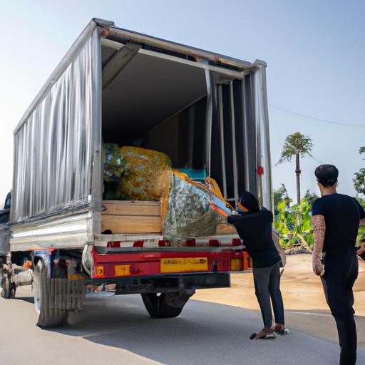 Nhóm nhân viên chuyên nghiệp đang xếp hàng hóa lên xe tải của Nhà xe Văn Vĩnh