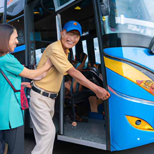 Tài xế xe khách Phương Trang vui vẻ giúp hành khách lớn tuổi lên xe.