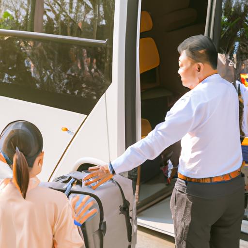 Tài xế thân thiện và chuyên nghiệp của công ty xe buýt Phương Hồng Linh giúp khách hàng với hành lý.
