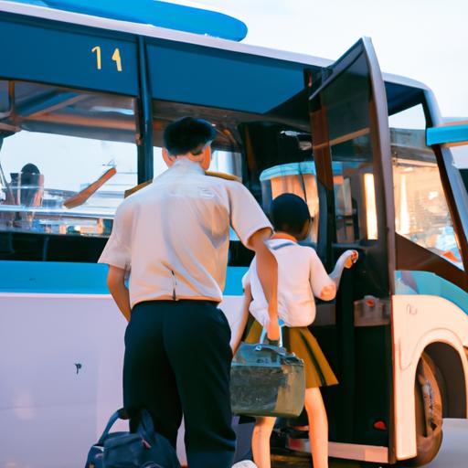 Tài xế xe buýt Nhà Xe Hoàng Trung Vũng Tàu trong bộ đồng phục giúp đỡ hành khách với hành lý của họ.