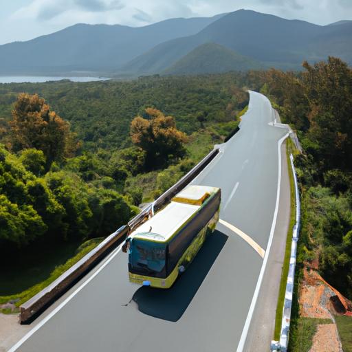 Xe buýt Nhà xe Việt Thanh BMT di chuyển trên tuyến đường đẹp nhất từ Buôn Ma Thuột đến miền Trung.