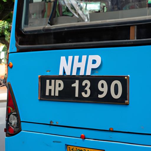 Một chiếc xe buýt với số điện thoại của Nhà xe Tiến Phương được hiển thị rõ ràng trên bên hông.