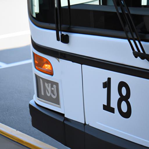 Một chiếc xe buýt đang đỗ tại bến xe với số điện thoại của nhà xe Hoàng Trung được hiển thị trên cạnh xe