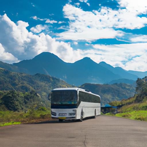 Xe buýt Tuyết Nhung đậu trên một con đường đẹp với núi non nổi bật phía sau.