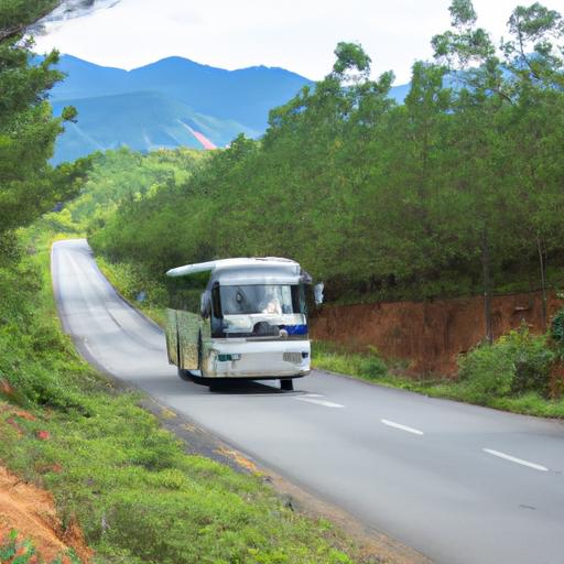 Xe khách Phương Trang di chuyển trên đường cao tốc với núi non xanh bao quanh