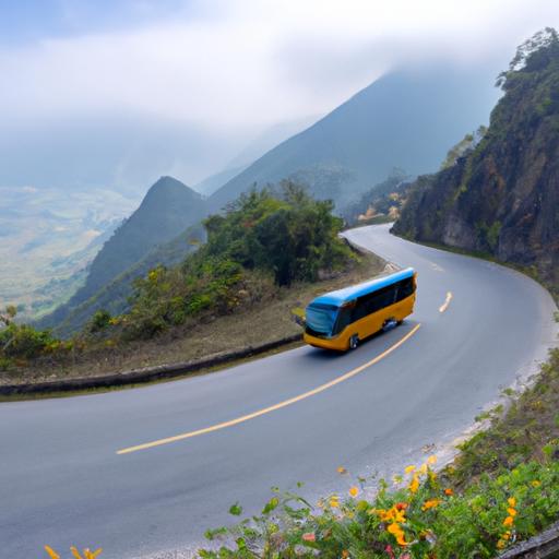 Xe của nhà xe Trần Phương Lý Nhân Lào Cai lưu thông trên những con đường núi đẹp như tranh