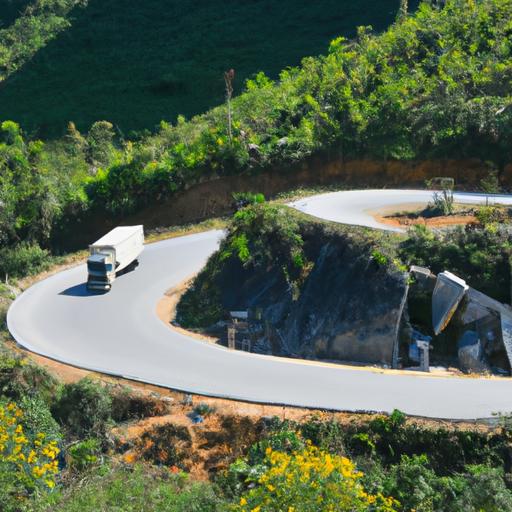 Xe tải của nhà xe Ninh Quỳnh vận chuyển hàng hoá qua đường núi quanh co.