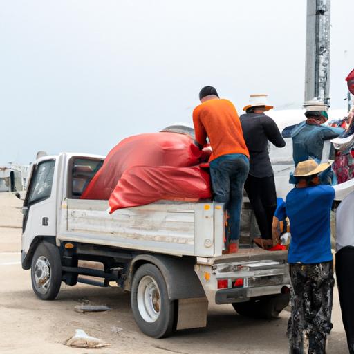 Công nhân Nhà xe Hà Lan Thái Nguyên dỡ hàng từ xe tải