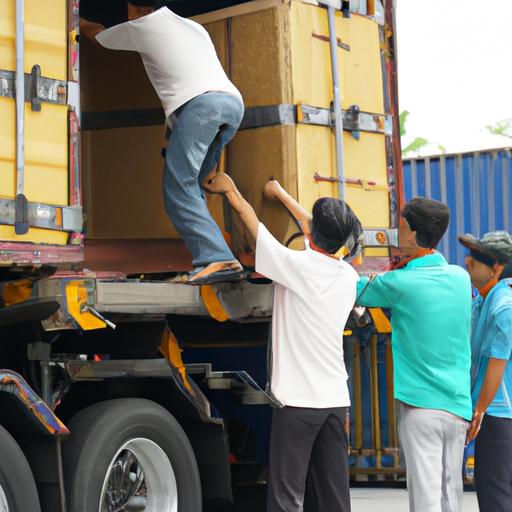 Công nhân tải hàng lên xe tải vận chuyển của nhà xe Hải Duyên.