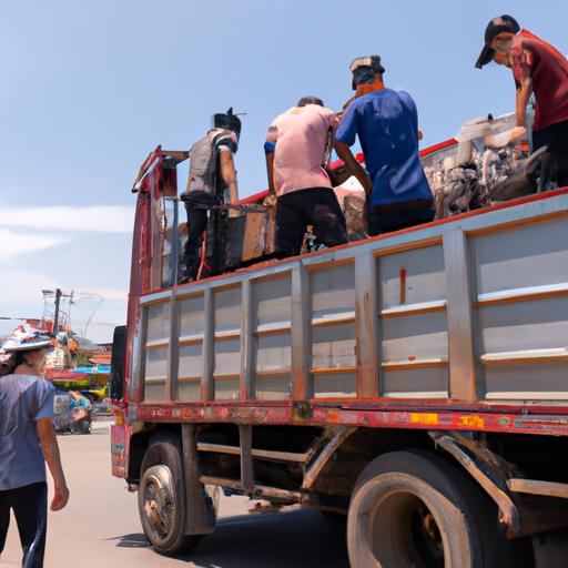 Nhóm công nhân tải hàng lên xe tải của Nhà xe Tuấn Minh