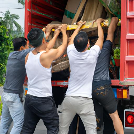 Nhóm công nhân đang tải hàng lên xe tải Số nhà xe Tiến Oanh.