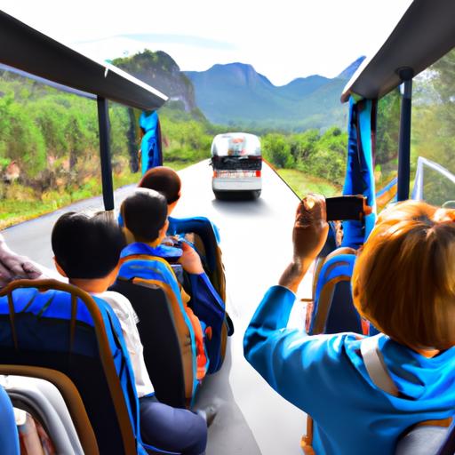 Đoàn khách du lịch đi trên xe bus của Nhà xe Như Ngọc trên con đường đẹp như mơ