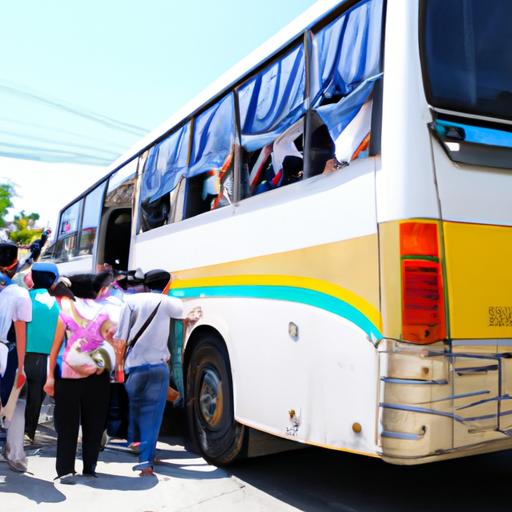 Đoàn khách du lịch lên xe buýt Phương Trang khởi hành chuyến đi Mũi Né.